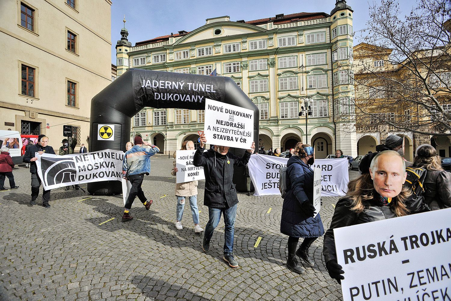 Zástupci nevládních organizací 14. dubna 2021 protestovali proti přijetí zákona označovaného jako lex Dukovany.