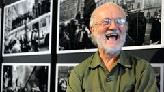 Film o Koudelkovi ukazuje, jak slavný fotograf během invaze 1968 fotil z jedoucího tanku