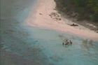 Trosečníky na pustém ostrově našli záchranáři díky nápisu "pomoc" v písku