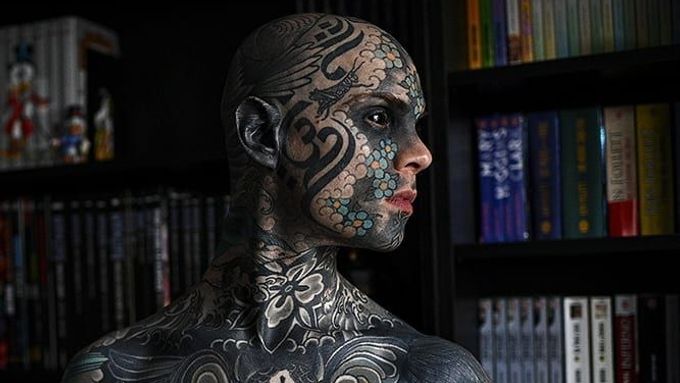 Kvůli tetování ztratil práci ve školce. Děti z něj prý mají noční můry