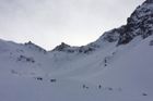 Pracovníci horské záchranné služby hledají české lyžaře, které zasypala lavina v údolí tyrolské obce Wattenberg v Rakousku.