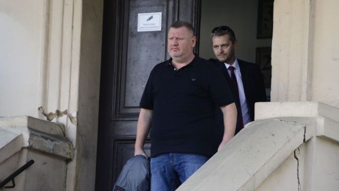 Ivo Rittig a Vlastimil Rampula odcházejí od soudu po zamítnutí návrhu na vzetí do vazby.