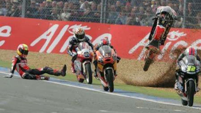 Lukáš Pešek spadl na VC Francie v Le Mans. Pád přišel ve druhém kole, český jezdec byl v té chvíli na třetím místě.