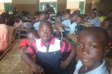 Síť škol CEFISE, největší v hlavním městě Ouagadougou, navštěvuje přes 4000 žáků. Dva stupně základní školy i střední škola podporují inkluzi. Ve třídě, kterou navštívil i redaktor Aktuálně.cz, je na jednoho učitele 75 dětí, 25 z nich je postiženo vadou sluchu nebo hlasu.