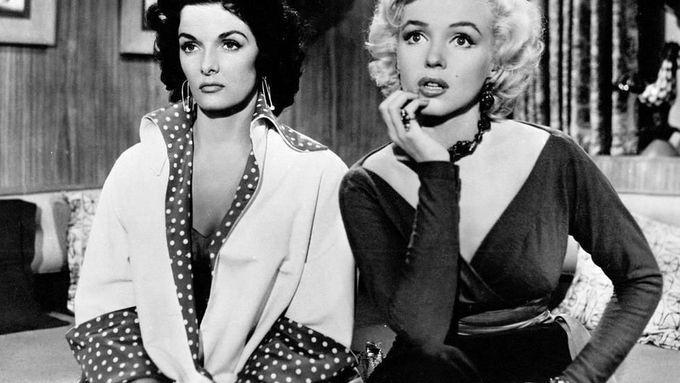 Jane Russellová s Marilyn Monroe ve slavném filmu "Páni mají radši blondýnky" z roku 1953.