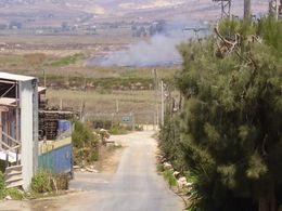 Z libanonského území kousek od izraelské vesnice Metulla stoupá dým.