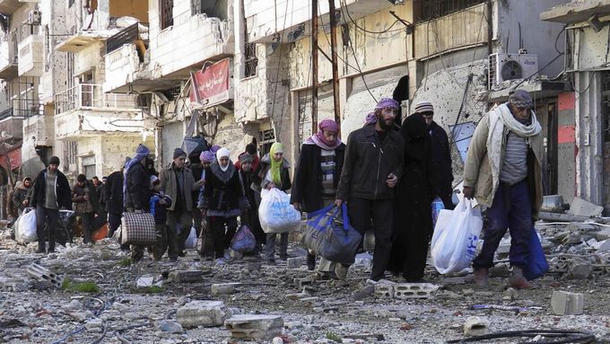 Obyvatelé Homsu opouštějí obléhané město během sjednané evakuace.