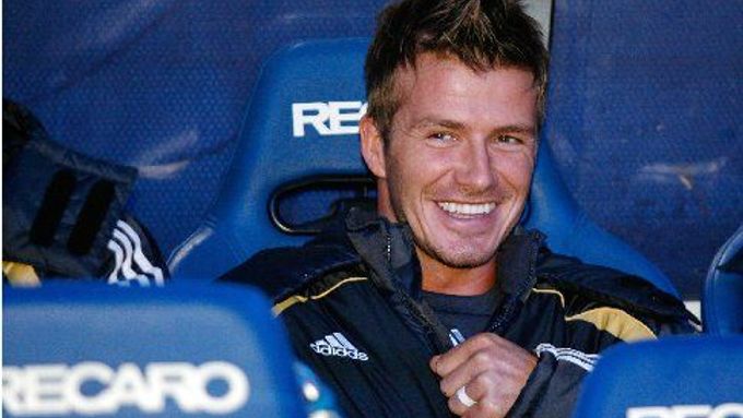 David Beckham na svůj vkus příliš často zahřívá madridskou lavičku. Začíná proto znovu pokukovat po Manchesteru.