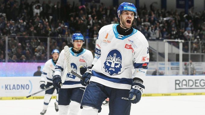 Samuel Vigneault z Kladna slaví branku proti Spartě.