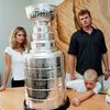 Roman Turek s rodinou a Stanley Cupem