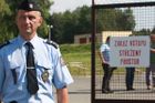 Uprchlíky v táborech pohlídá i Vězeňská služba, pomůže v Drahonicích
