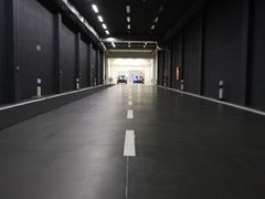 Padesát metrů dlouhý světelný tunel. Dosud museli vývojáři světel ladit světlomety v noci. Vývojové centrum automobilky Škoda.