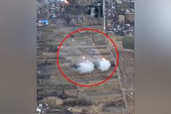 Jak Rusové ostřelují civilisty. Drony natočily raketomety v ukrajinské vesnici