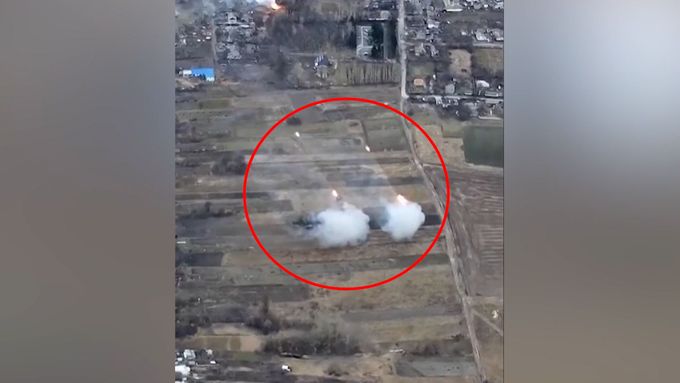 Dronové záběry ukazují masivní raketovou palbu vedenou ruskými jednotkami u malé ukrajinské vesnice Peremoha.