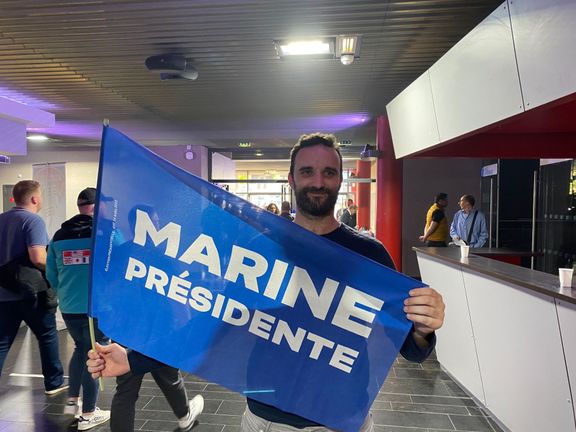 Francouz Maxime na předvolebním mítinku Marine Le Penové.