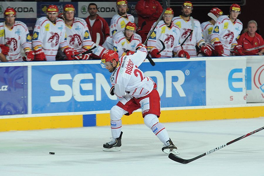 Hokejista Třince Martin Růžička v utkání 6. kola Tipsport extraligy 2012/13 s pražskou Spartou.