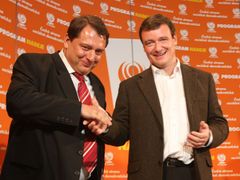 Jiří Paroubek si potřásá rukou s Davidem Rathem, vítězem hejtmanského klání Středočeského kraje.