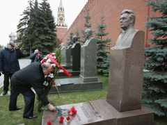 Vůdce ruské komunistické strany Genadij Zjuganov pokládá věnec u Brežněvova památníku v Moskvě.