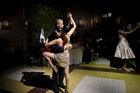 Barack Obama předvedl vášnivé tango s argentinskou tanečnicí. Skončilo polibky