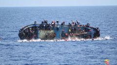 Loď s migranty u libyjských břehů