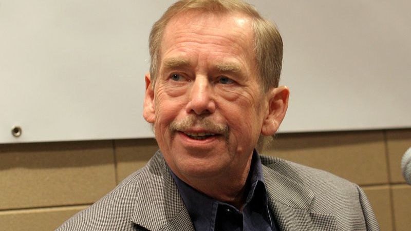 Václav Havel na tiskové konferenci k premiéře hry Odcházení v divadle Archa.