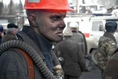 Přes sto obětí výbuchu v ruském dole