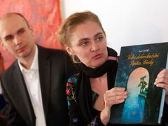 Lucie Seifertová s knihou Pavla Čecha nominovanou na Literu za knihu pro děti a mládež
