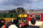 Lokomotiva vrazila na Slovensku do vlaku. Tři mrtví