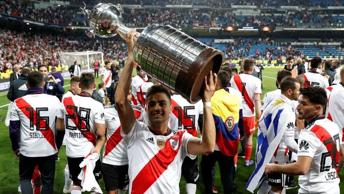 Gonzalo Martinez z River Plate, autor posledního gólu finále, se raduje s trofejí pro vítěze Poháru osvoboditelů