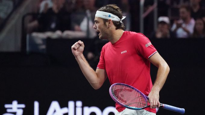 Taylor Fritz v zápase proti Carlosi Alcarazovi