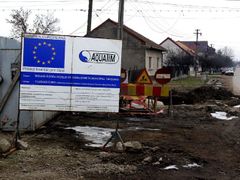 Starosta ví, že prioritou pro další roky je dobudování infrastruktury. Zde se na okraji Temešváru staví za evropské peníze kanalizace.