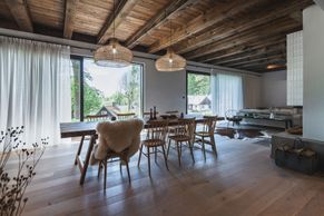 Designová chalupa v Jizerkách: tvůrce nezastavily přísné podmínky ani nečekané nálezy