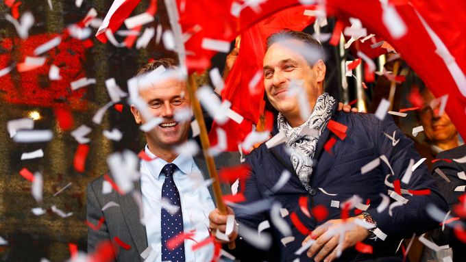 Předseda Svobodné strany Rakouska (FPÖ) Heinz-Christian Strache a prezidentský kandidát Norbert Hofer na posledním předvolebním mítinku.