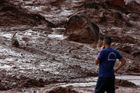 Brazílie hlásí po protržení důlní nádrže desítky obětí, stovky lidí se pohřešují