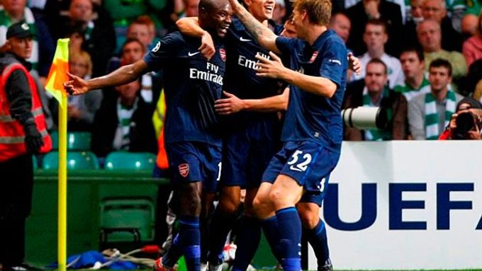 William Gallas oslavuje gól Arsenalu do sítě Celtiku