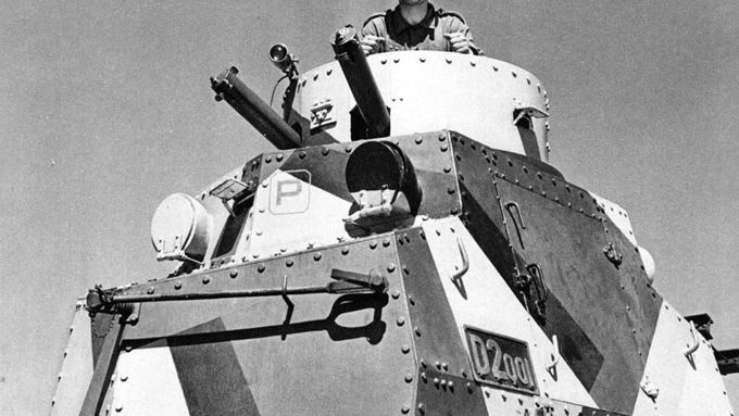 Jediná obrněná průzkumná motorová drezína Tatra čs. armády vyzbrojená dvojicí těžkých kulometů vz. 24 v otočné věži. (Vojenský historický ústav/Eduard Stehlík)