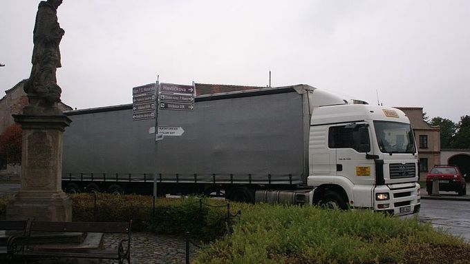 Jeden z kamionů strážníci k zámku v Moravském Krumlově nepustili, zbylým dvěma dali pokutu (ilustrační foto).