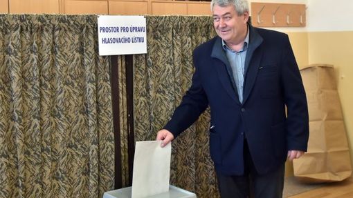 Předseda KSČM Vojtěch Filip odevzdal 24. května 2019 svůj hlas ve volbách do Evropského parlamentu v ZŠ Bezdrevská v Českých Budějovicích.