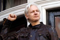 Assange u soudu neuspěl, britský zatykač na zakladatele WikiLeaks dál platí