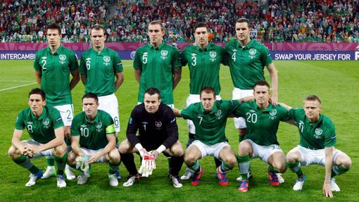 Irský tým před utkáním se Španělskem ve skupině C na Euru 2012.