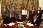 Koalice stvrzena: ODS, TOP 09 a VV podepsaly smlouvu