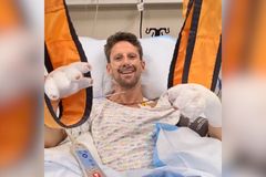 Romain Grosjean zdraví fanoušky z nemocnice. V dalším závodě ale nenastoupí