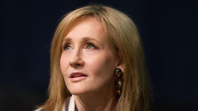 J.K. Rowlingová po sérii o Harry Potterovi rozvíjí sérii detektivek s Cormoranem Strikem.