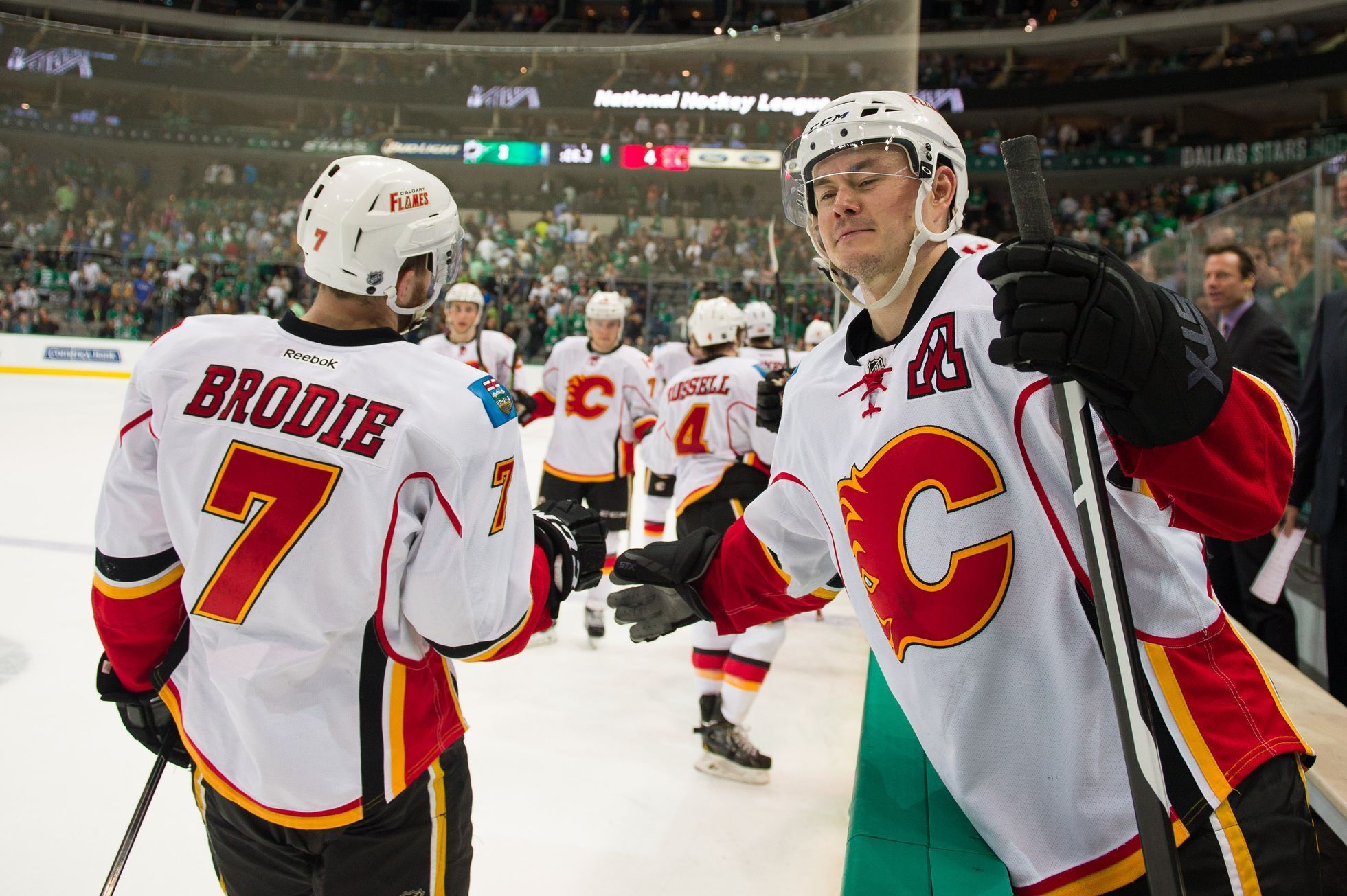 Jiří Hudler a T. J. Brodie (Calgary Flames)