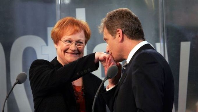 Prezidentský kandidát Sauli Niinisto blahopřeje Tarje Halonenové