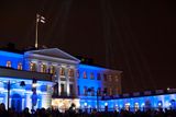 Prezidentský palác v Helsinkách a řada dalších významných míst ve Finsku i v zahraničí se na počest výročí rozsvítila modrobíle. Mezi zahraniční účastníky patří Tančící dům nebo Niagarské vodopády.