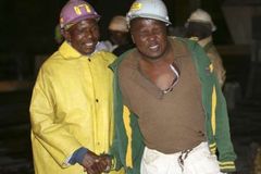 Drama v Africe: Další stovky horníků vyproštěny z dolu