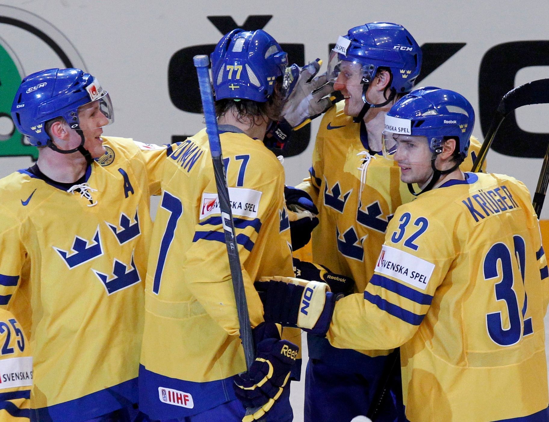 Radost švédských hokejistů v utkání s Itálií