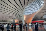 Je to rok, co bylo jižně u Pekingu uvedeno do provozu letiště, které se pyšní největším terminálem na světě.