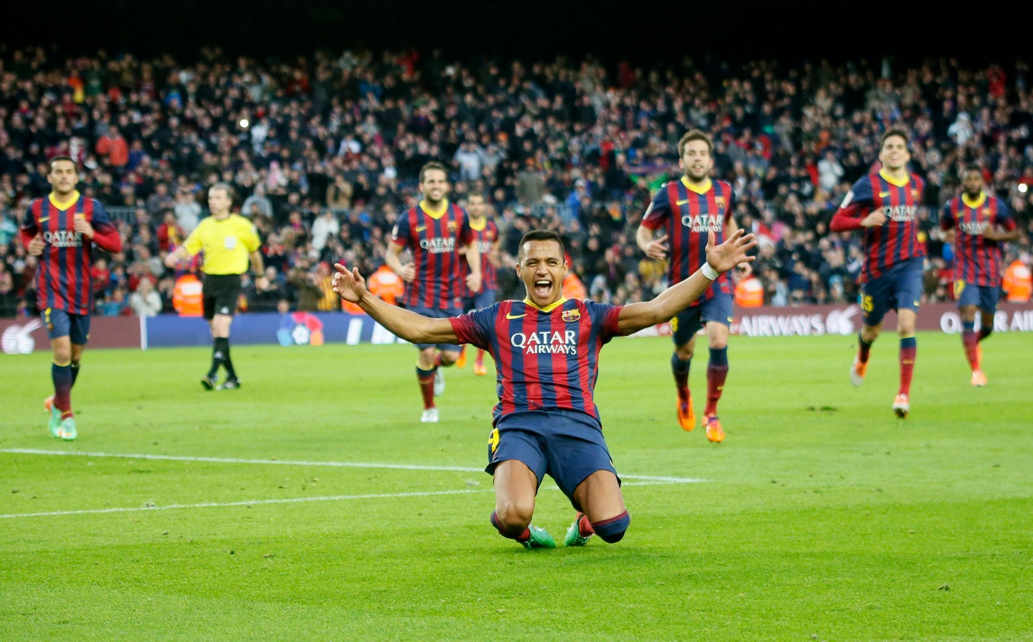 Sanchez z Barcelony slaví jednu ze svých tří tref do sítě Elche